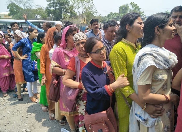 यात्रियों के हुजूम ने सांसें फूला दीं
