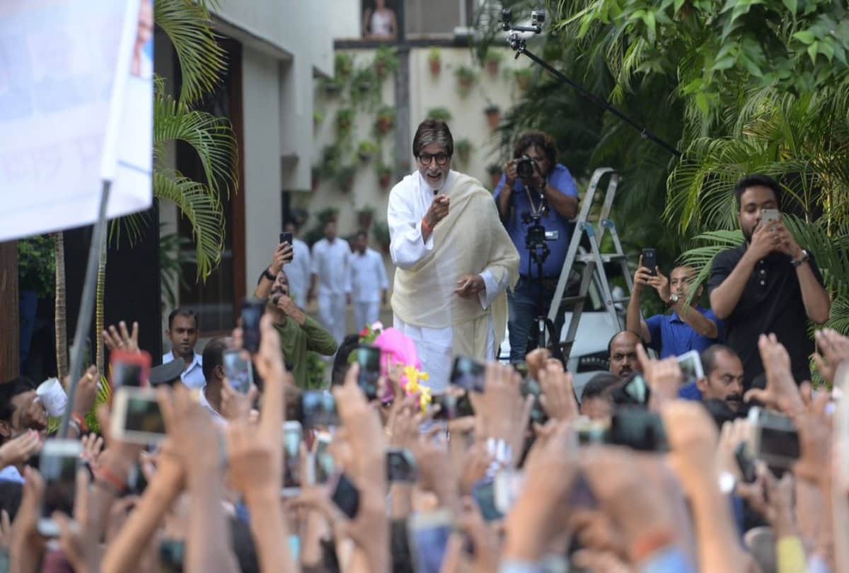 amitabh bachchan DANCING ON BADUMBAA SONG at his house jalsa