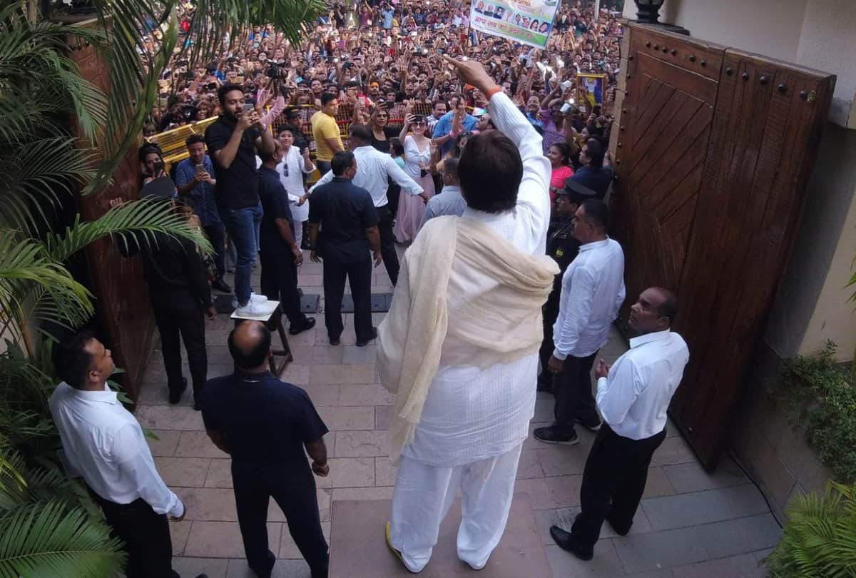 amitabh bachchan DANCING ON BADUMBAA SONG at his house jalsa