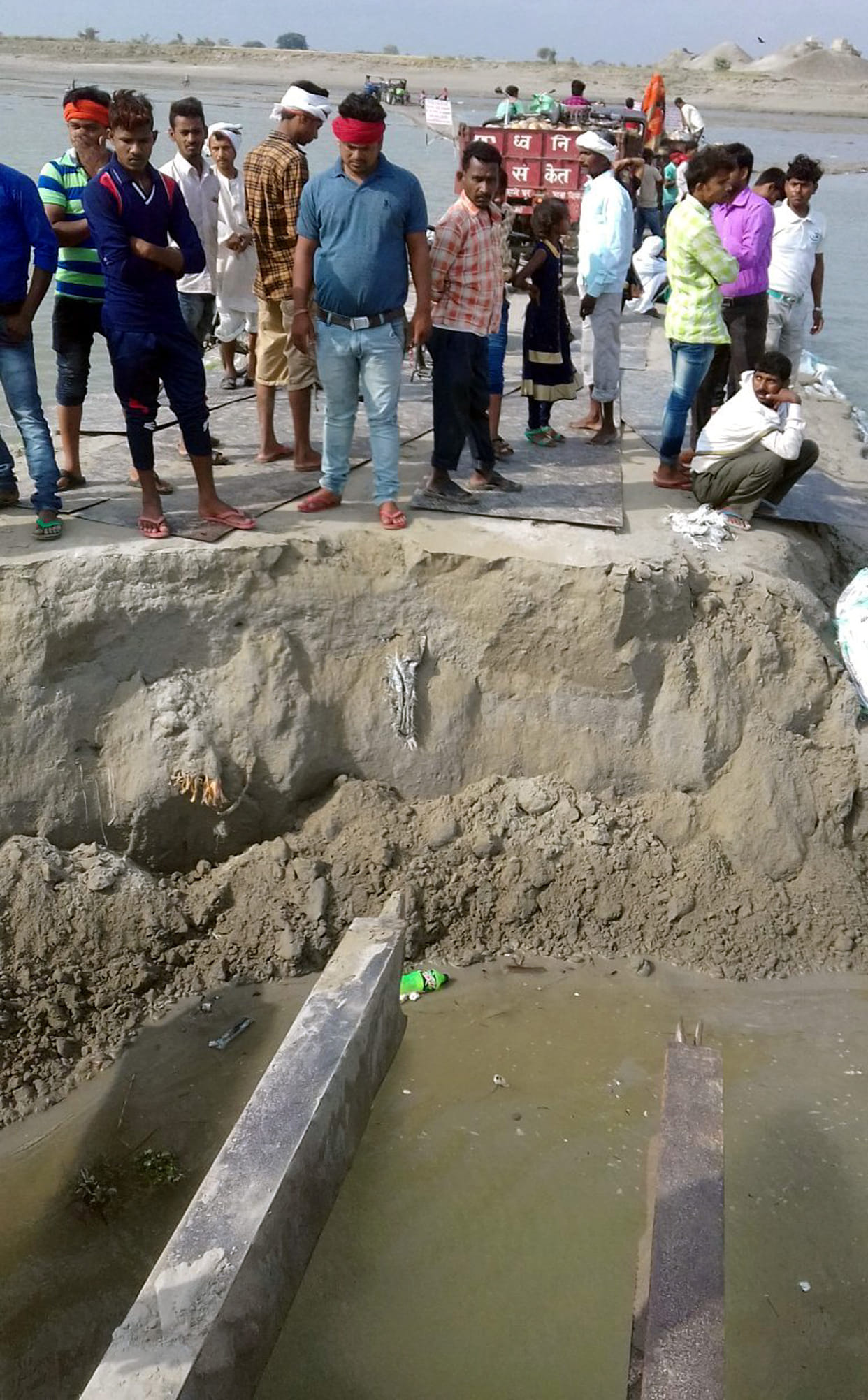 पीपा पुल पर आवागमन बाधित