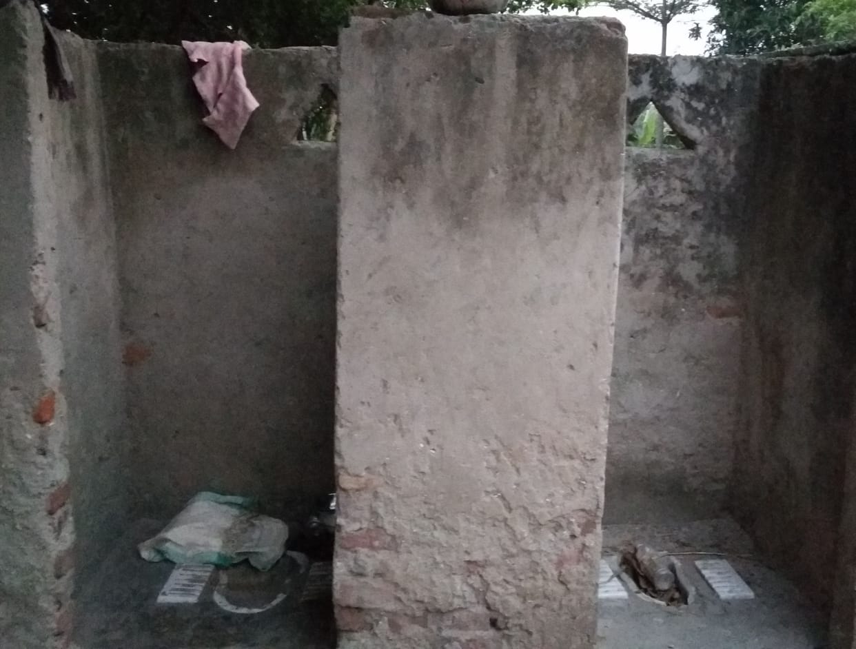 कृषि मंत्री के गांव में शौचालय बनाने में ‘खेल’