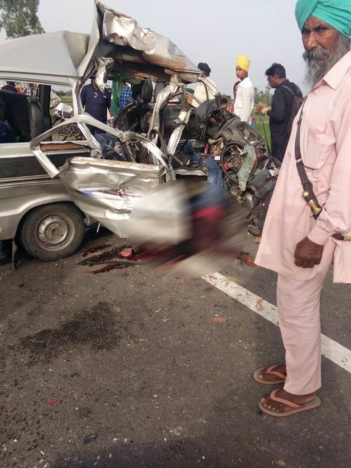 Horrible photos of dead body rescue Accident in udham singh nagar