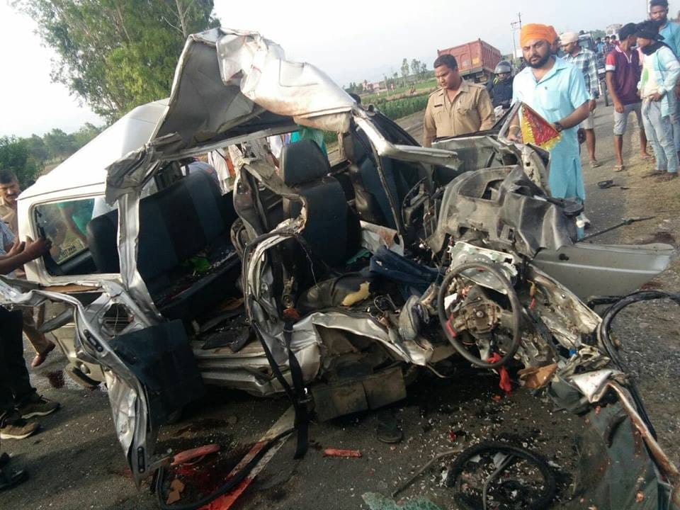 Horrible photos of dead body rescue Accident in udham singh nagar