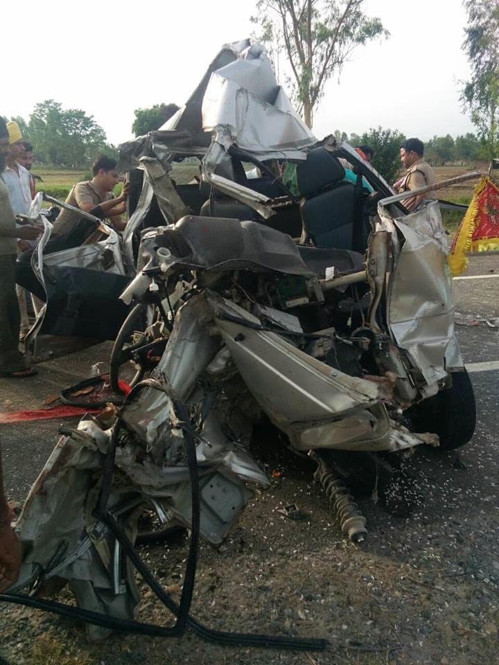 Horrible photos of dead body rescue Accident in udham singh nagar