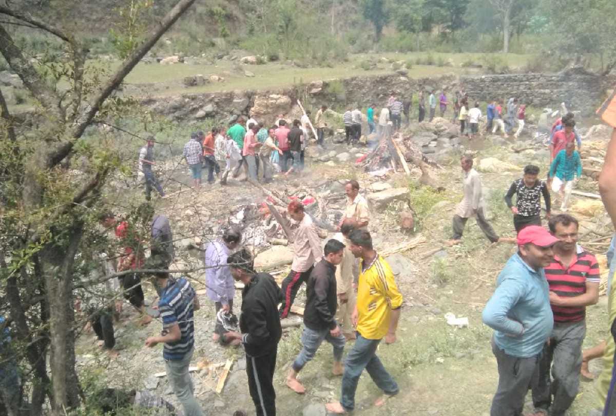 funeral of six family member died in car accident chaila shimla