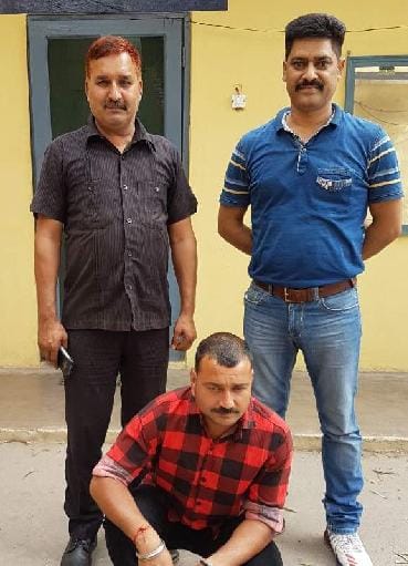 सड़क हादसे में फरार भगोड़े को पकड़ा