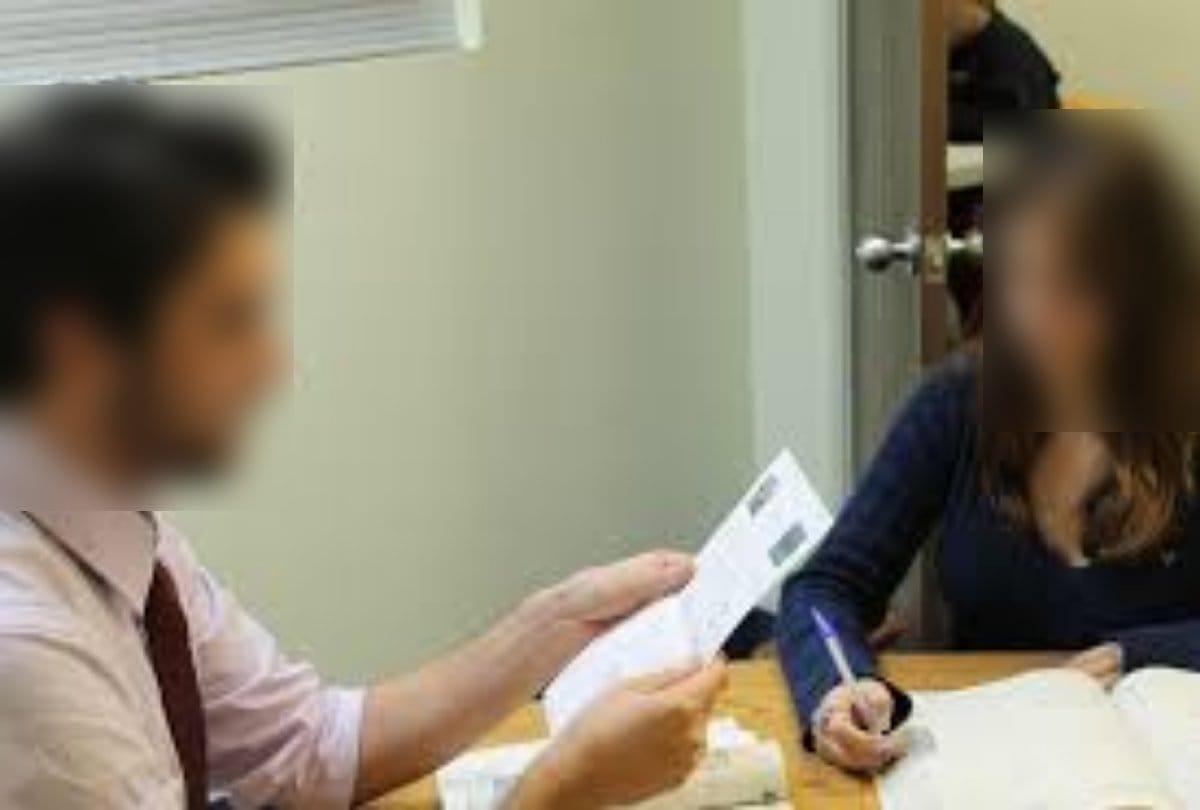 Girlfriend refuse to take three lakh dollars for break up 