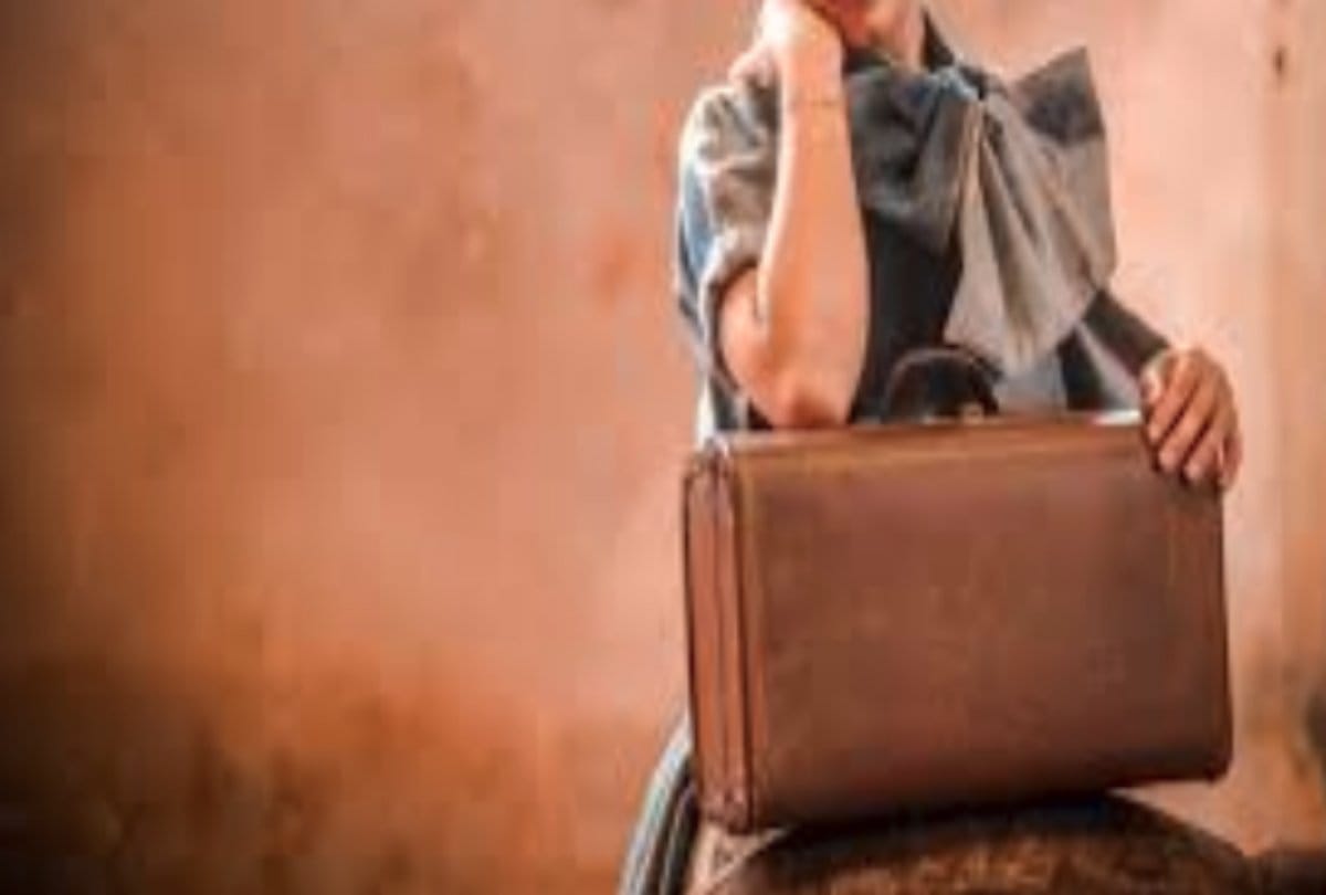 Girlfriend refuse to take three lakh dollars for break up 