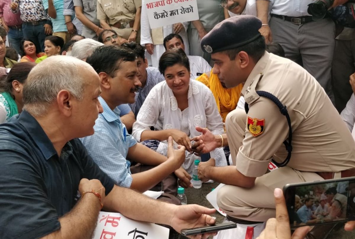 kejriwal sit on protest and withdraw after sometime over cctv tender row outside lg house