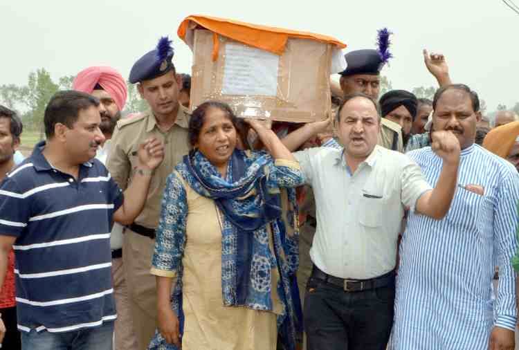 crpf jawan mandeep kumar funeral in wedding dress, died in pulwama encounter