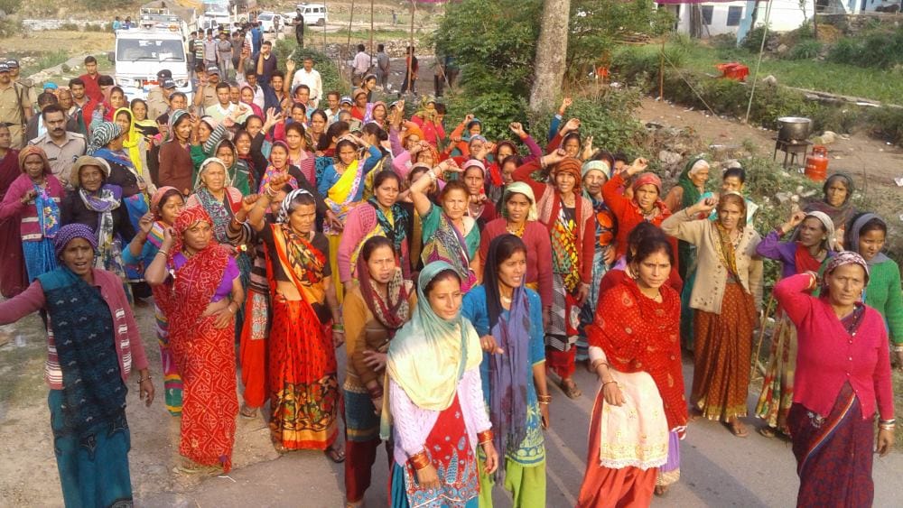 women protest against wine in almora