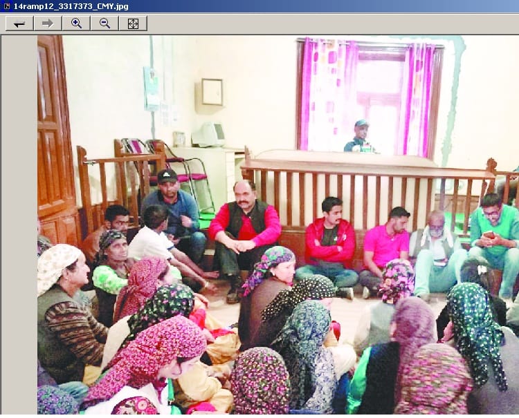 नायब तहसीलदार का किया घेराव