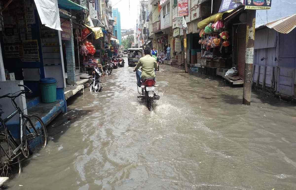राहत भरी बारिश की फुहार के साथ आंधी-तूफान