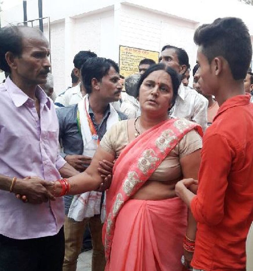 agra the bride helped the injured in road accident 