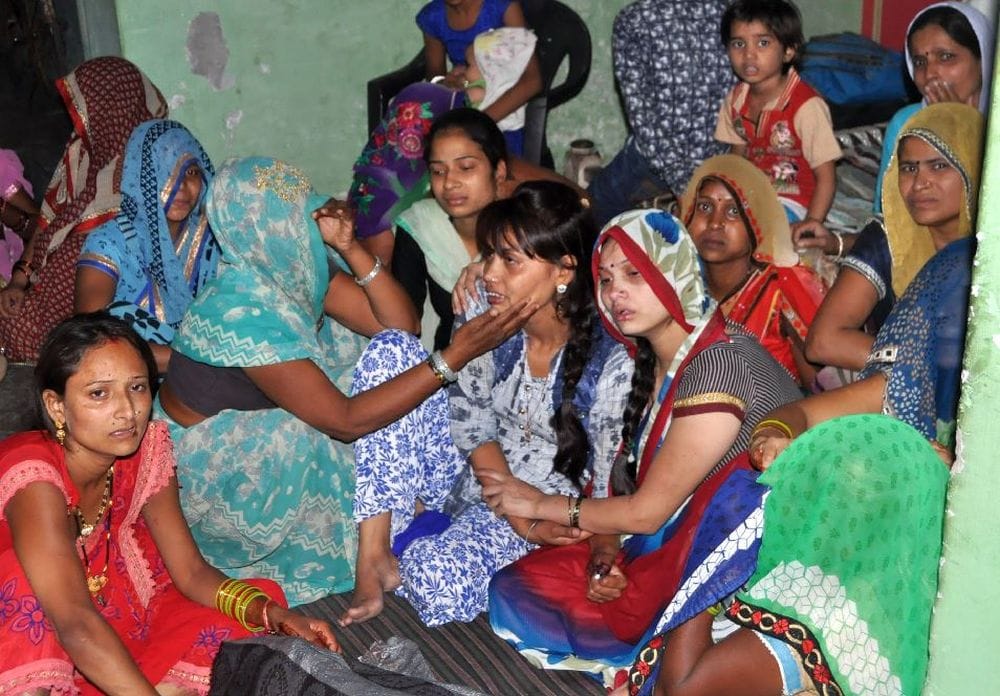 agra the bride helped the injured in road accident 
