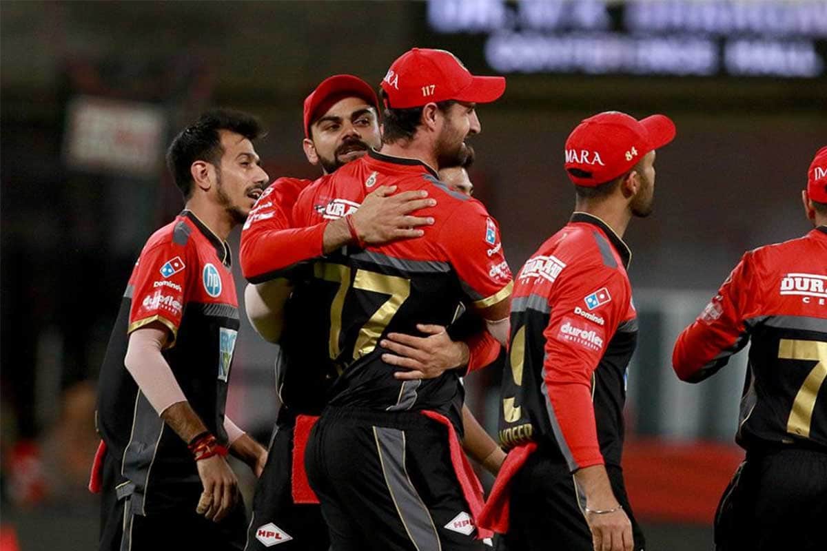 IPL 2020 Anushka Sharma Flying Kiss To Virat Kohli For His 90 Runs
