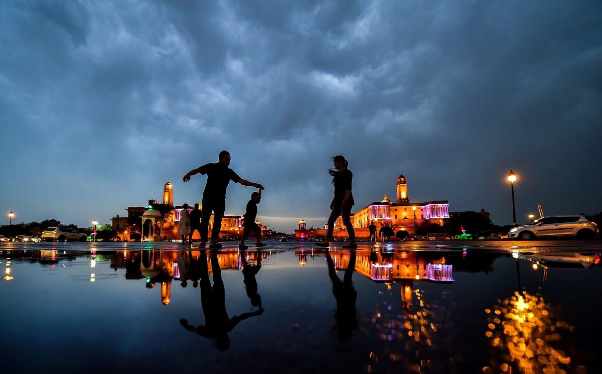 how to protect yourself in lightening thunderstorm safety tips how to save your life in thunderstorm lightening