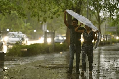 pictures: 53 people died in the thunderstorm on Sunday, Storm continues today