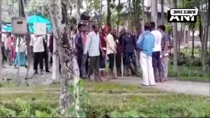 PanchayatElections: TMC workers barring voters from entering in Birpara VOTING CENTER