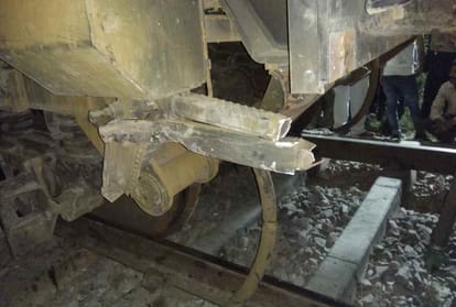 reason behind kota patna engine derail in barabanki.