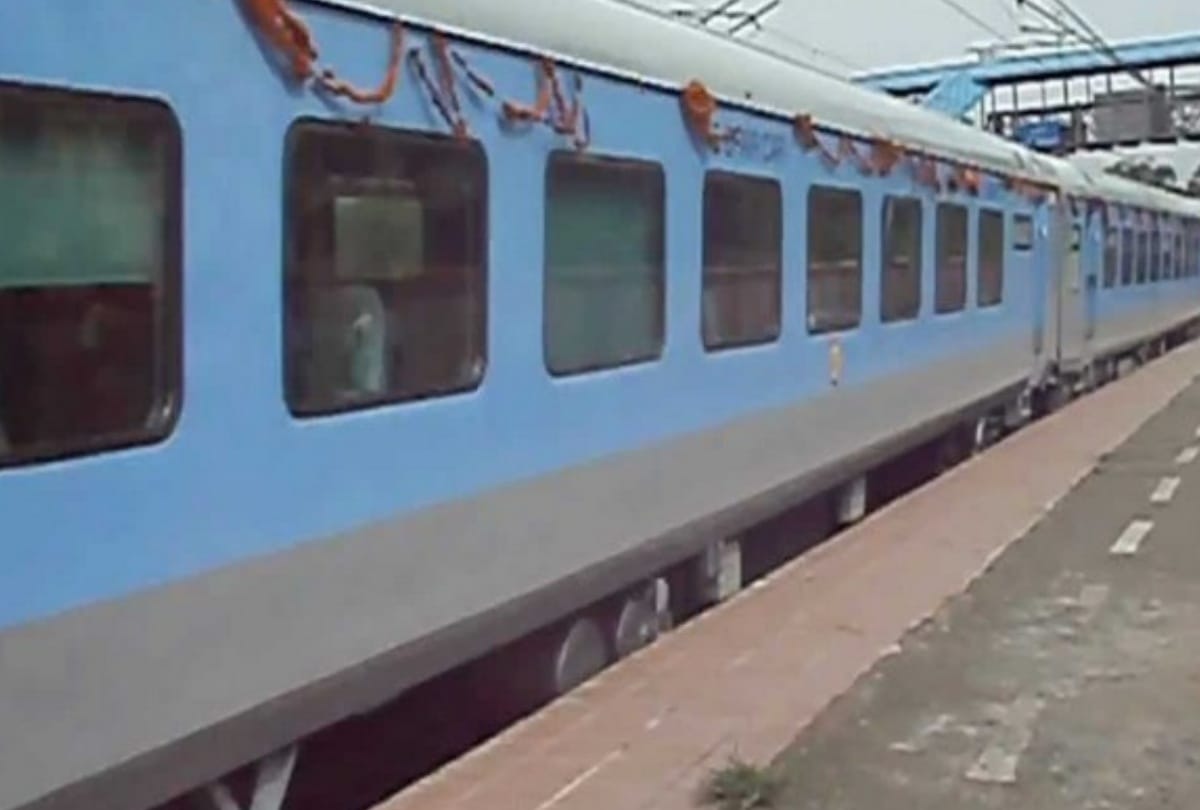 passengers bought ticket of lucknow to Mumbai in more the nine thousand rupees