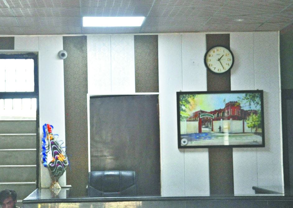 Government offices are wasting electricity 