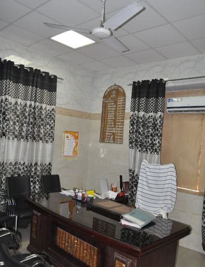Government offices are wasting electricity 