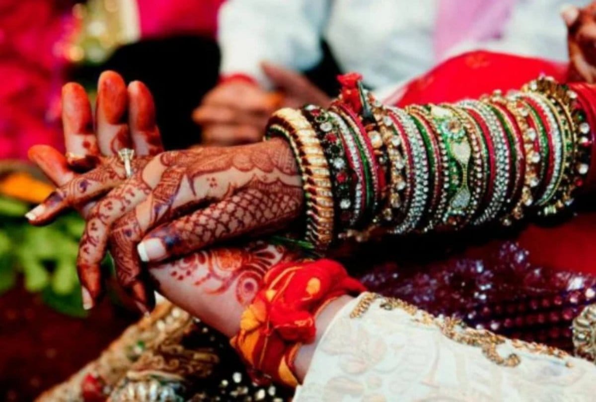 UP police constable write unique application for leave  