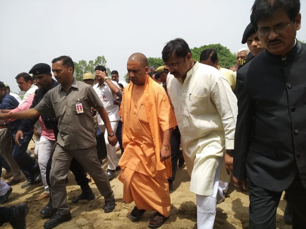 डकैती और तूफान से पीड़ितों को दी आर्थिक सहायता