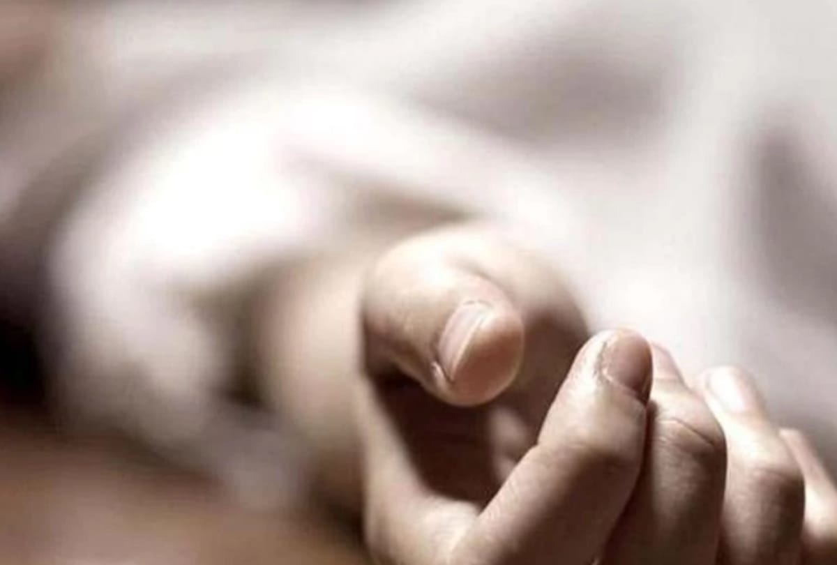 Man dead body found in 10 feet pit in Gurugram