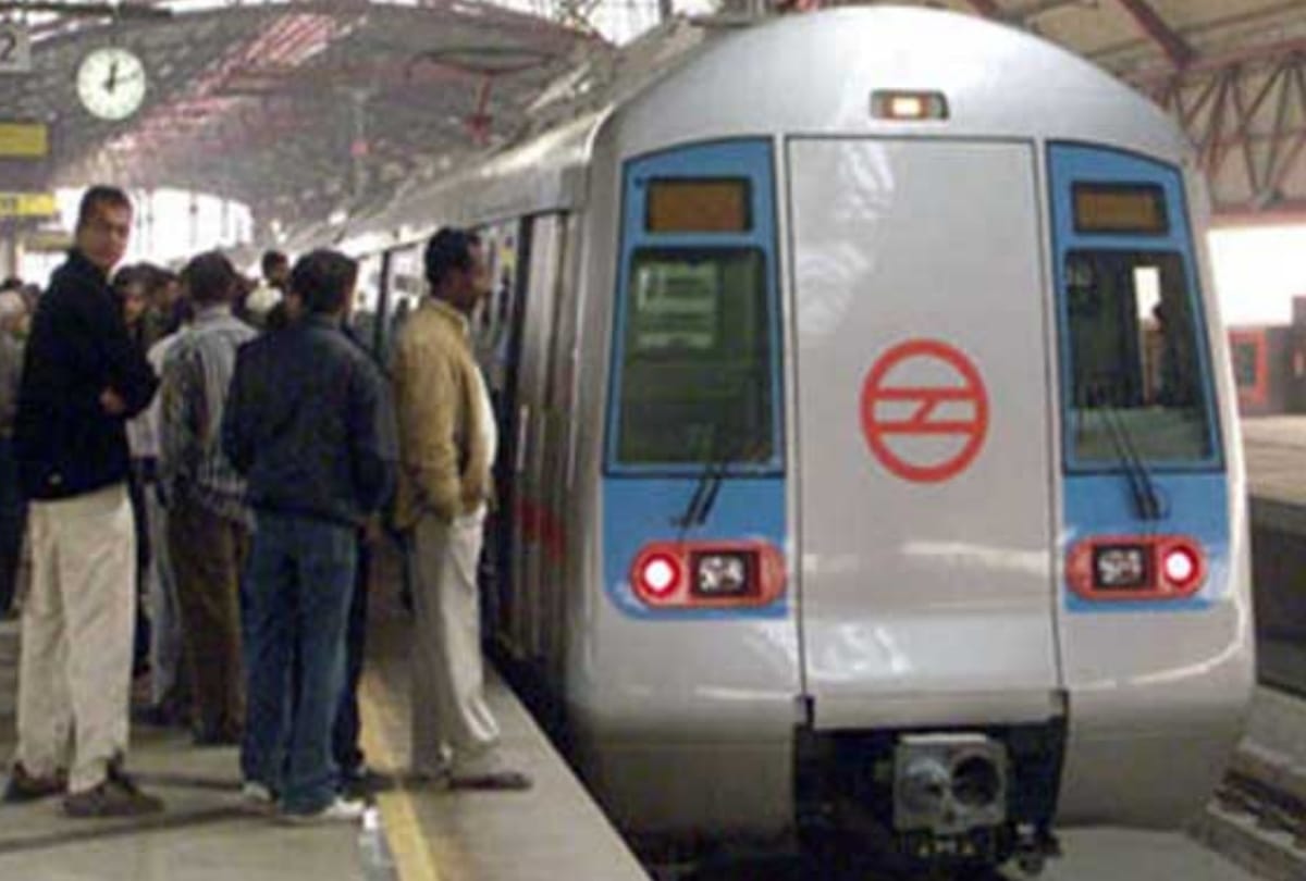 delhi due to security reason patel chowk janpath metro station closed 1 hour then service normalize