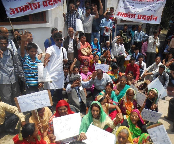 सड़क न बनने से गुस्सा, जुलूस निकाल तहसील घेरी