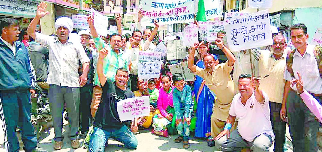 Farmers protest against state government