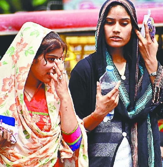 abhi 24 khante aur aandhi ke aasaar