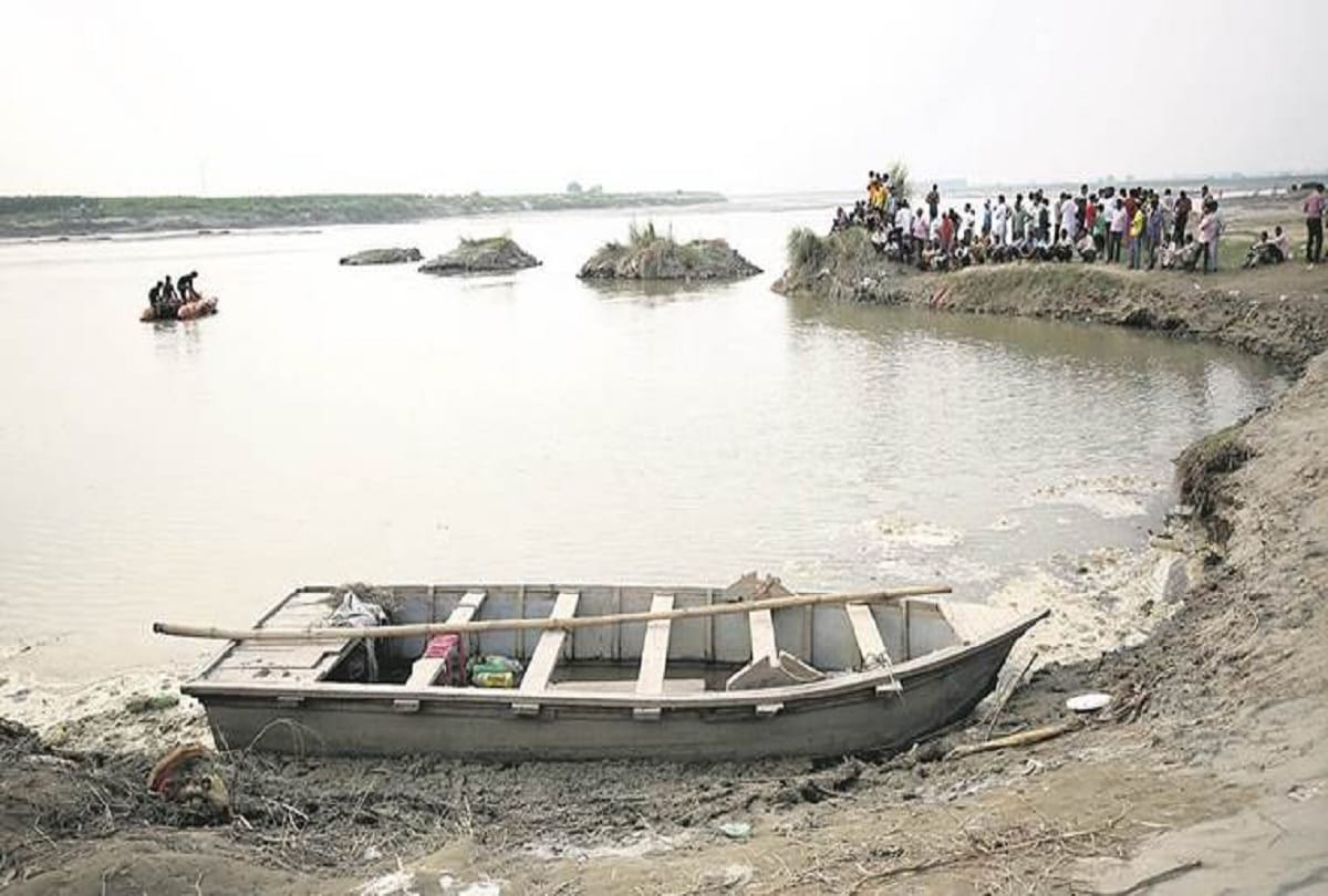 boat carrying around 40 people capsized in Godavari River, 23 people are missing