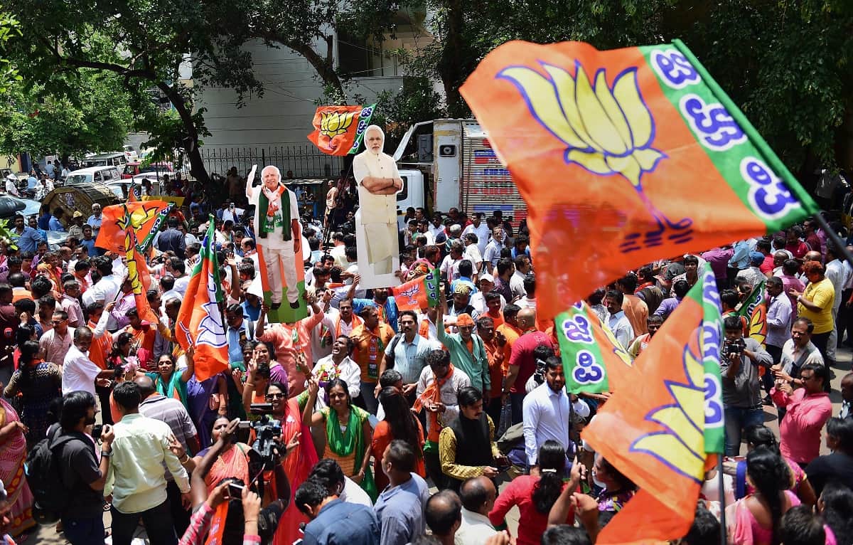 Karnataka:BJP celebrate victory, Party workers are cursing Congress by eating sweets