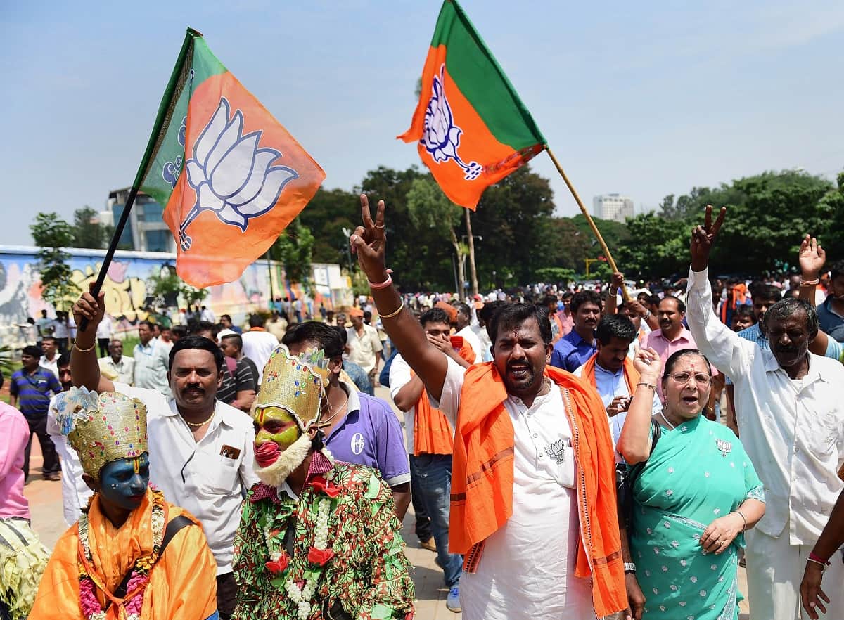Karnataka:BJP celebrate victory, Party workers are cursing Congress by eating sweets