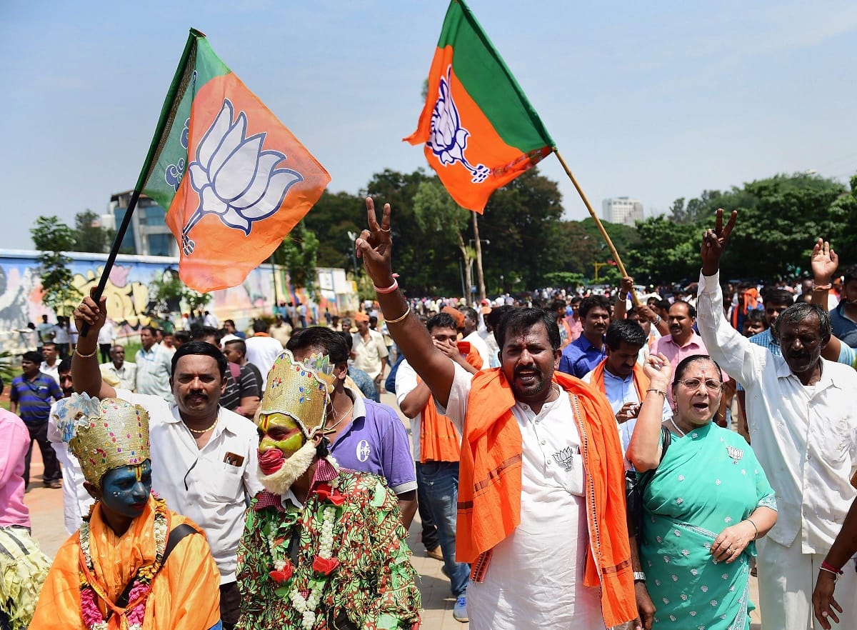 Karnataka:BJP celebrate victory, Party workers are cursing Congress by eating sweets