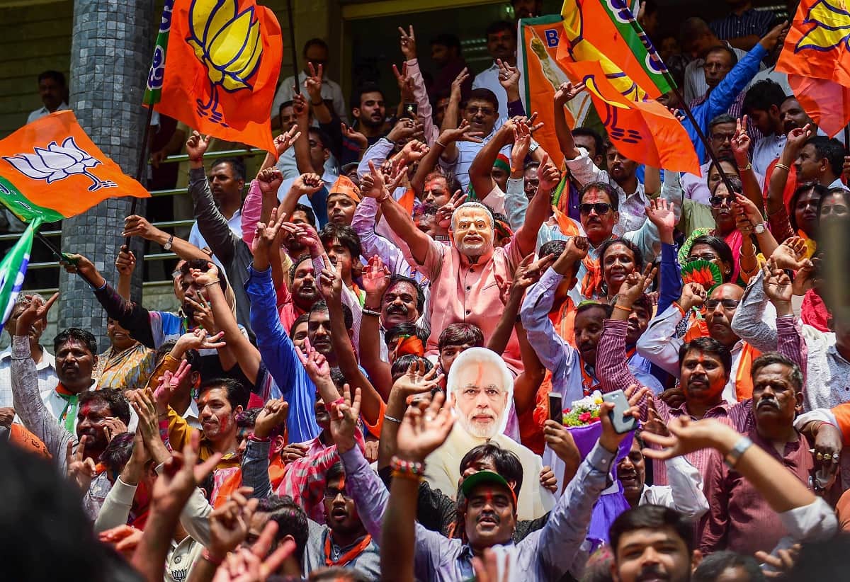 Karnataka:BJP celebrate victory, Party workers are cursing Congress by eating sweets