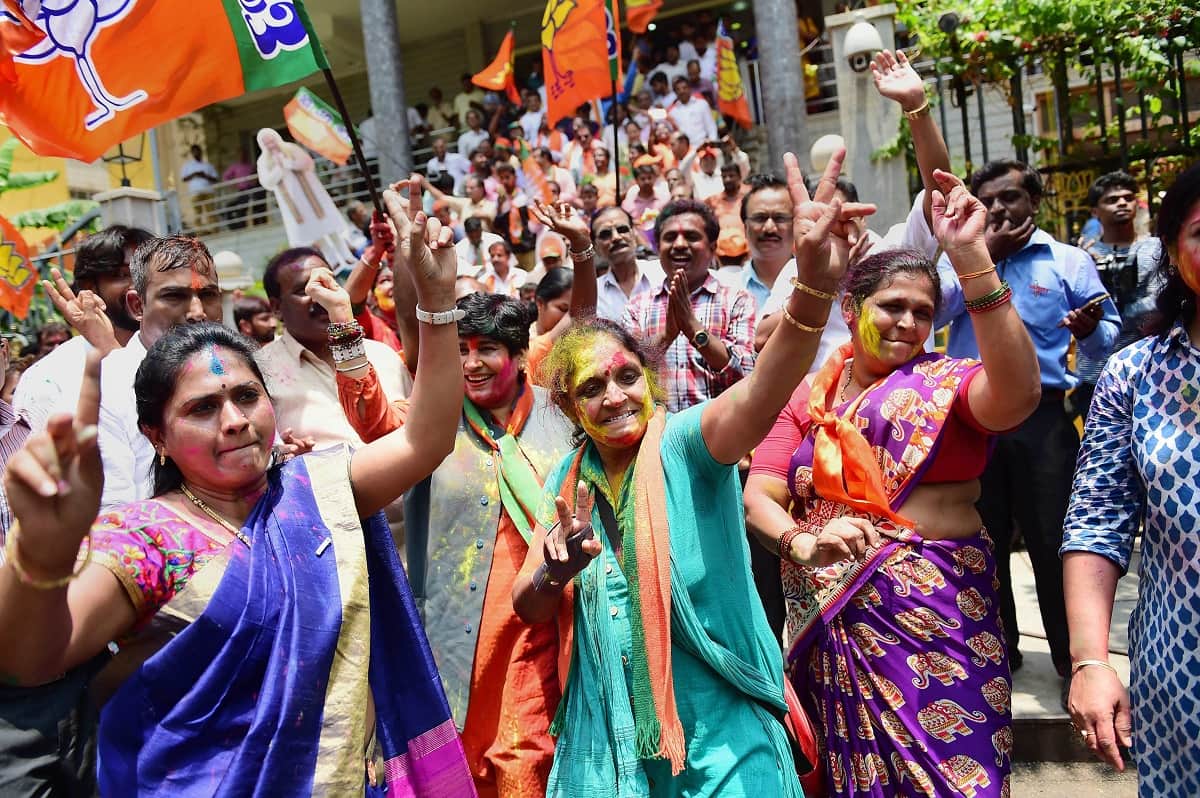 Karnataka:BJP celebrate victory, Party workers are cursing Congress by eating sweets