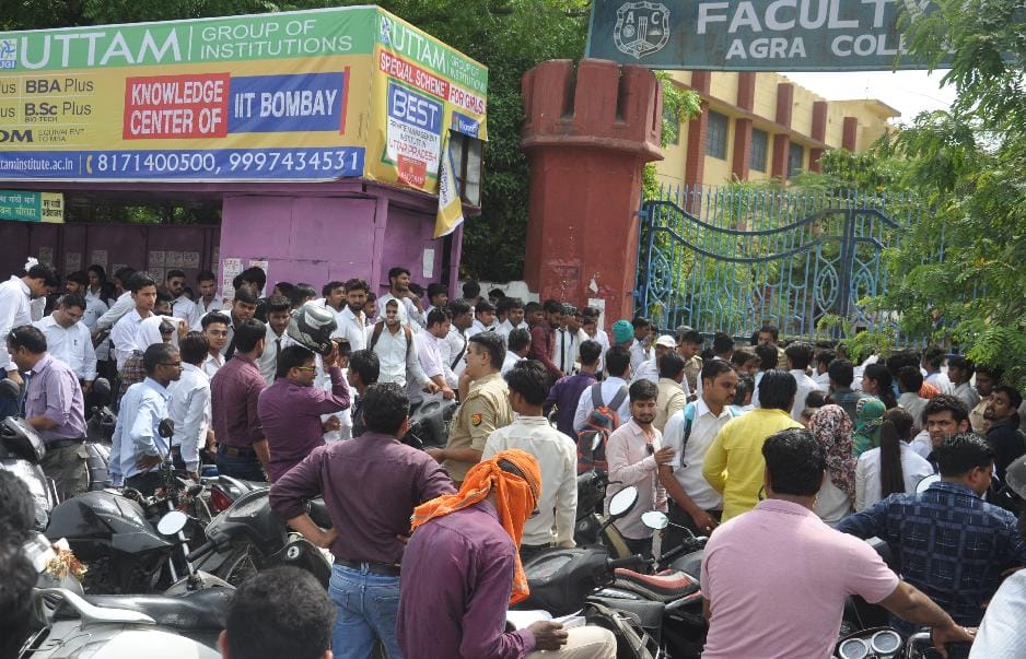 law students protest against agra university 