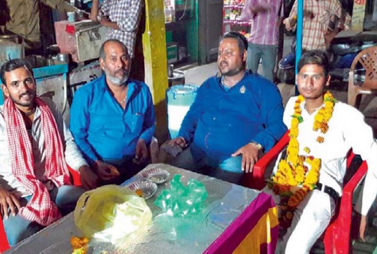 student Fail 4th subject in 10th, Family celebrate shared sweet and welcomed