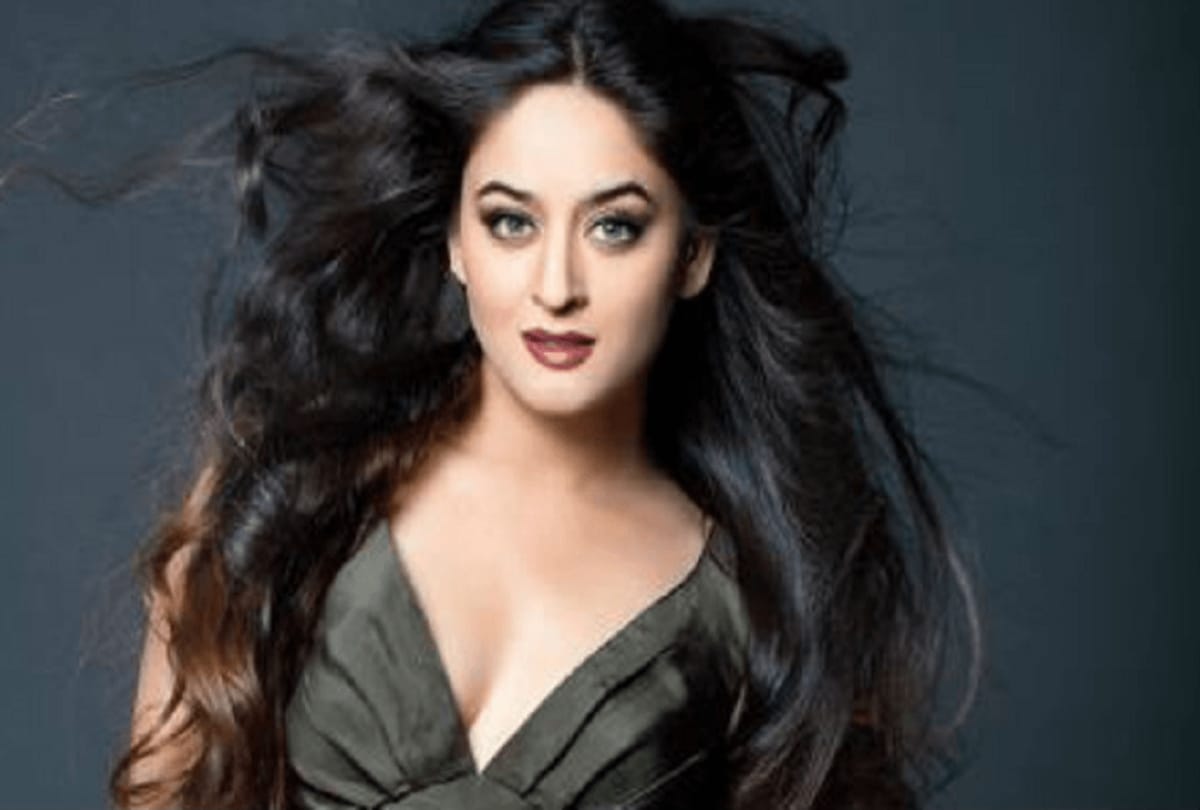 mahi vij trolled for posing with toilet seat in hindi