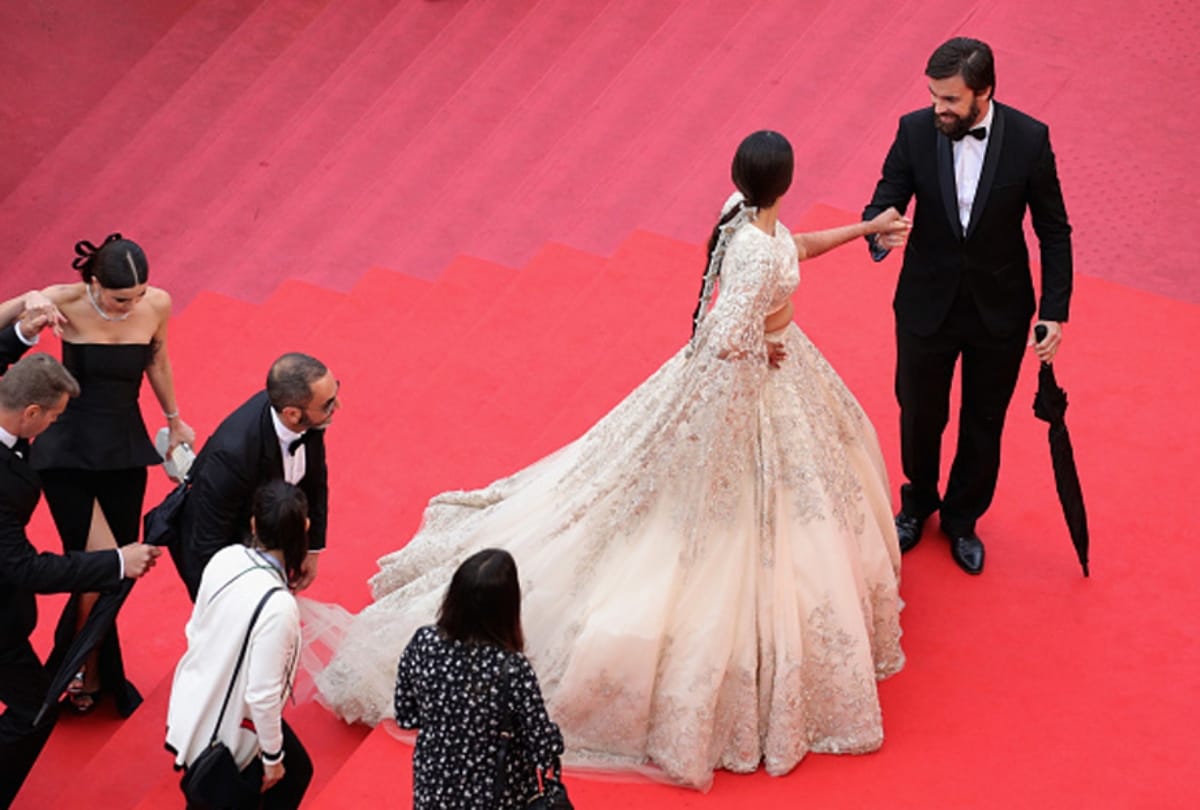 sonam kapoor red carpet look is classy at cannes 2018
