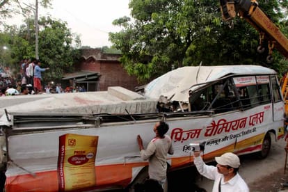 varanasi flyover collapse keshav prasad mourya came hospital 