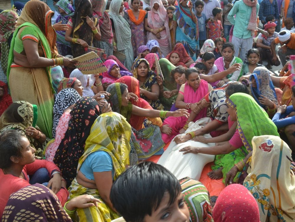 सीवर टैंक में सफाईकर्मी की मौत पर बवाल