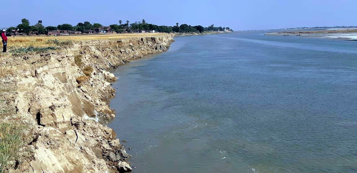 किसानों के खेत निगल रही घाघरा