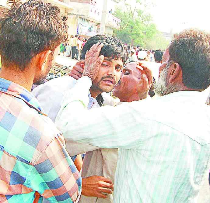 Tractor and Tempo collision, killing three
