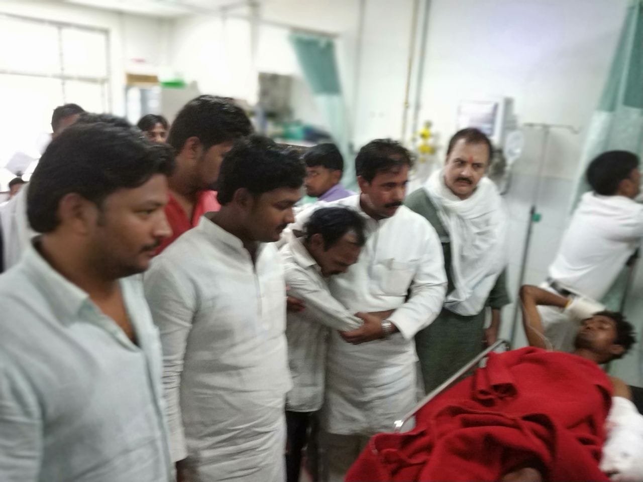 Father argue for save his son infront of minister anil rajbhar