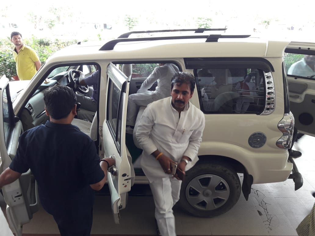 Father argue for save his son infront of minister anil rajbhar